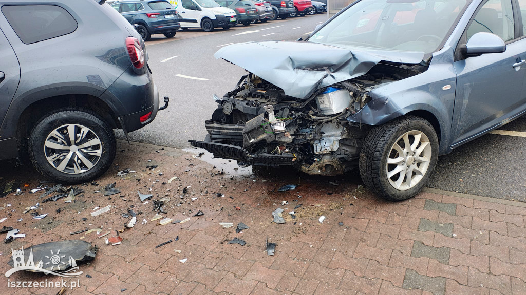 Zniszczone auta na parkingu Kaufland w Szczecinku