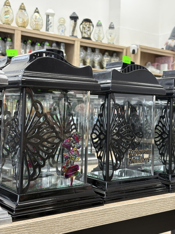 Znicze i wiązanki na Dzień Babci i Dziadka