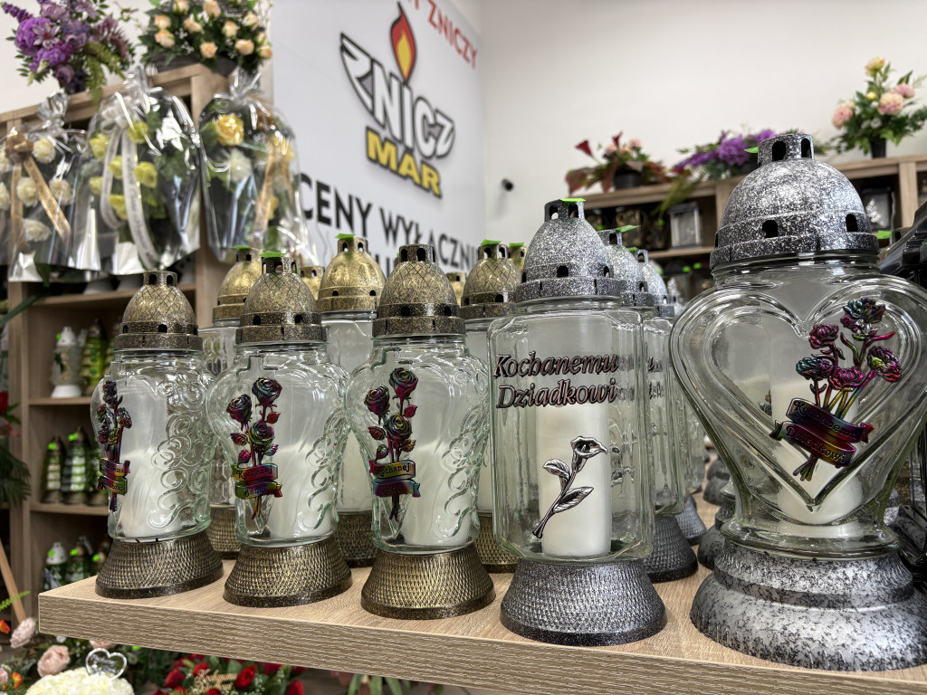 Znicze i wiązanki na Dzień Babci i Dziadka