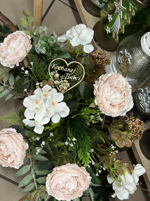 Znicze i wiązanki na Dzień Babci i Dziadka