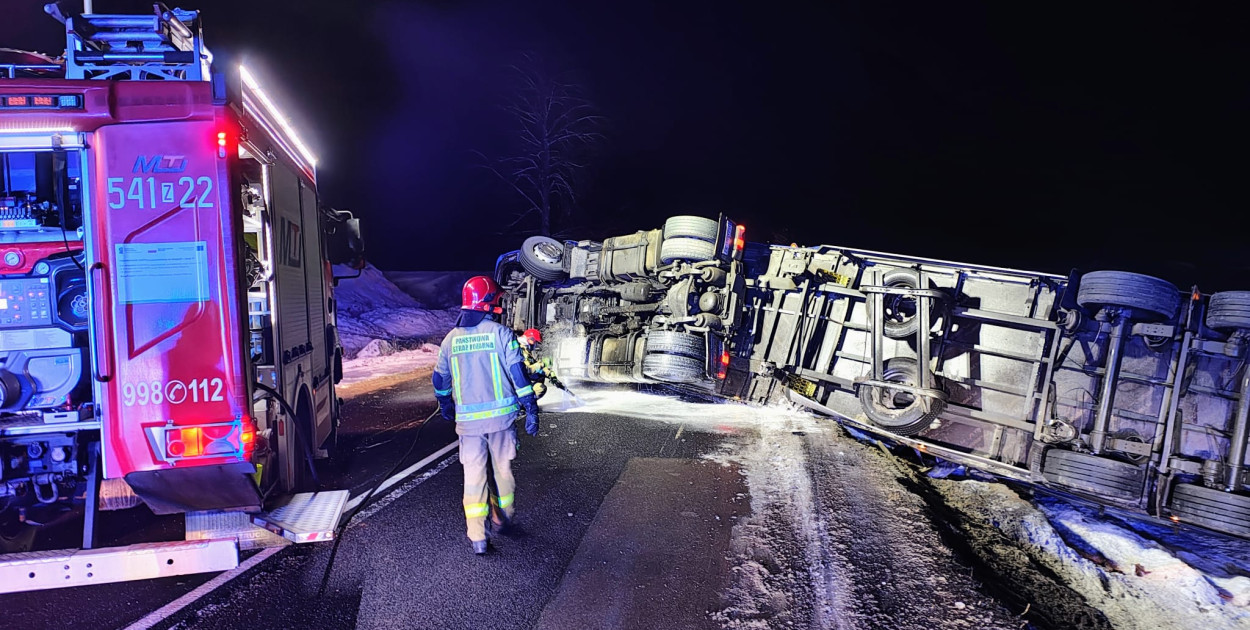 Wypadek ciężarówki na DK11 – zdjęcia z miejsca