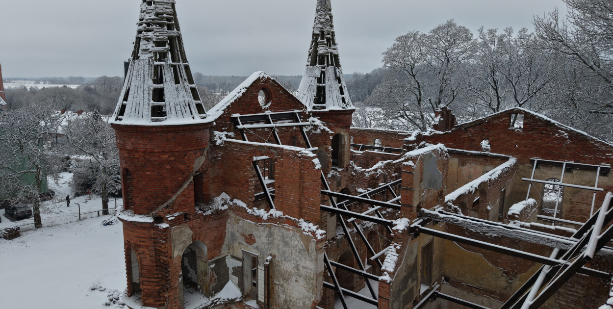 Ruiny pałacu w Juchowie zabezpieczone