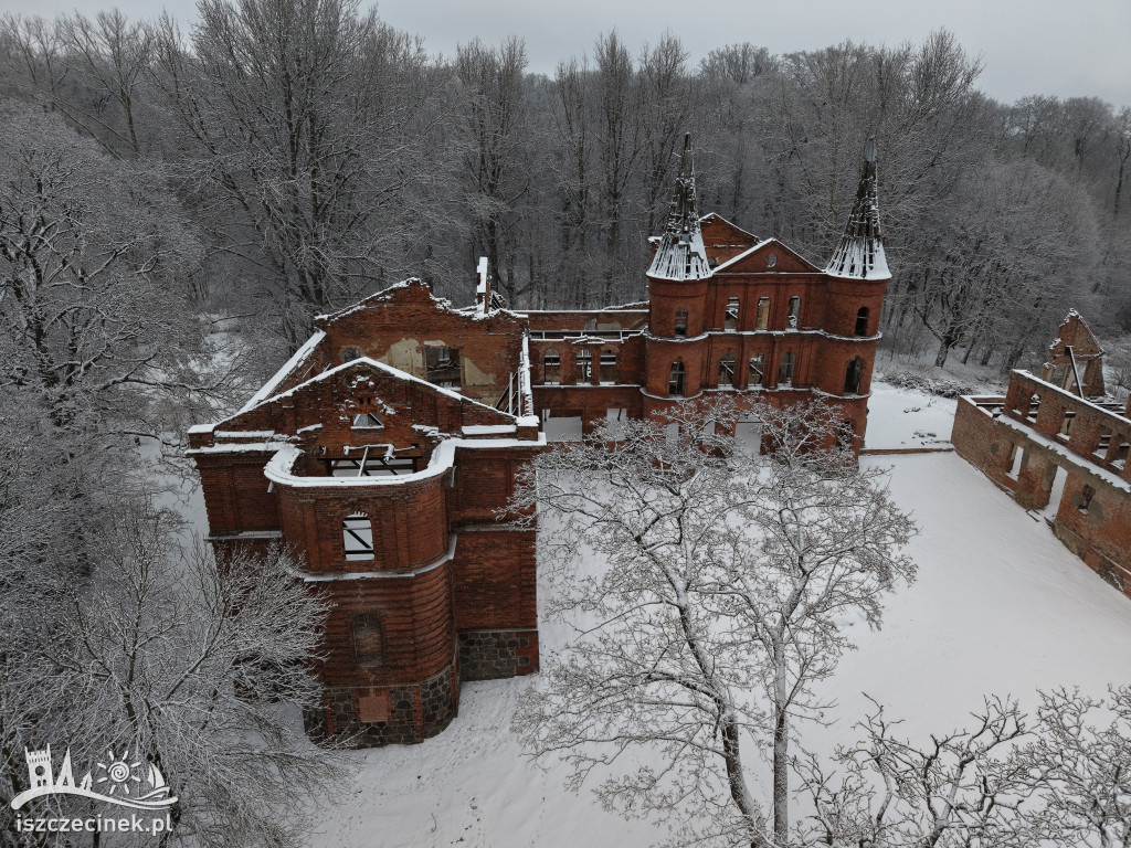 Ruiny pałacu w Juchowie zabezpieczone