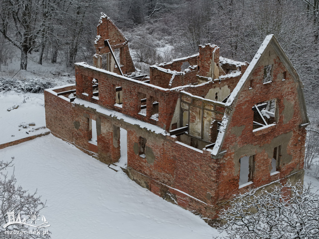 Ruiny pałacu w Juchowie zabezpieczone