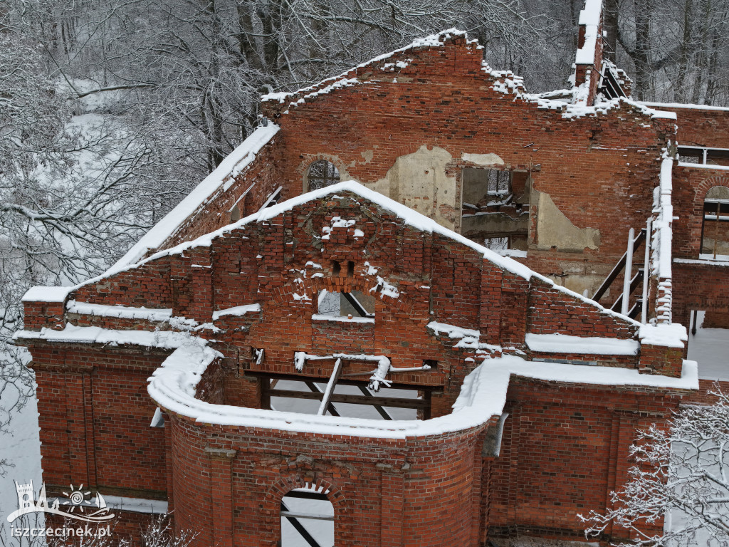 Ruiny pałacu w Juchowie zabezpieczone