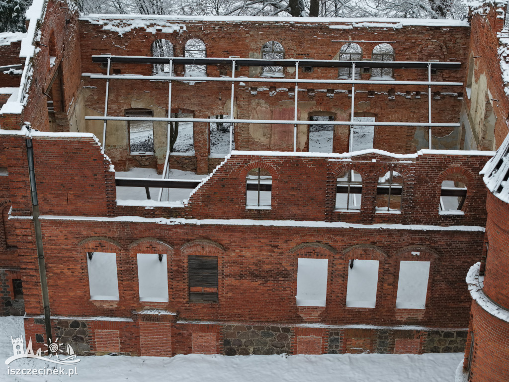 Ruiny pałacu w Juchowie zabezpieczone