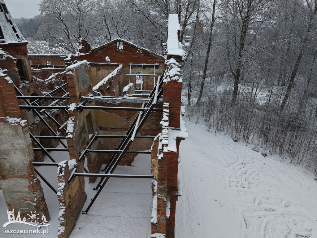 Ruiny pałacu w Juchowie zabezpieczone