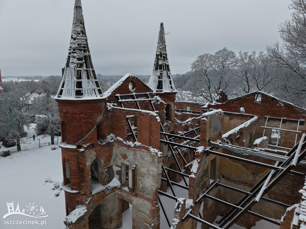 Ruiny pałacu w Juchowie zabezpieczone