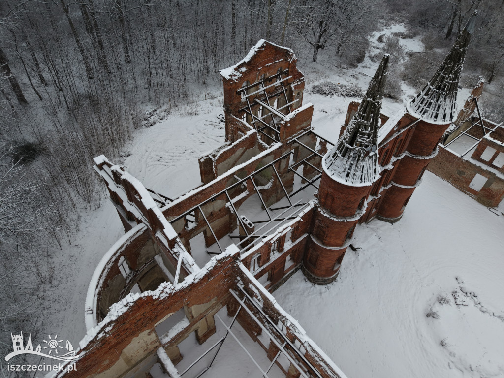 Ruiny pałacu w Juchowie zabezpieczone