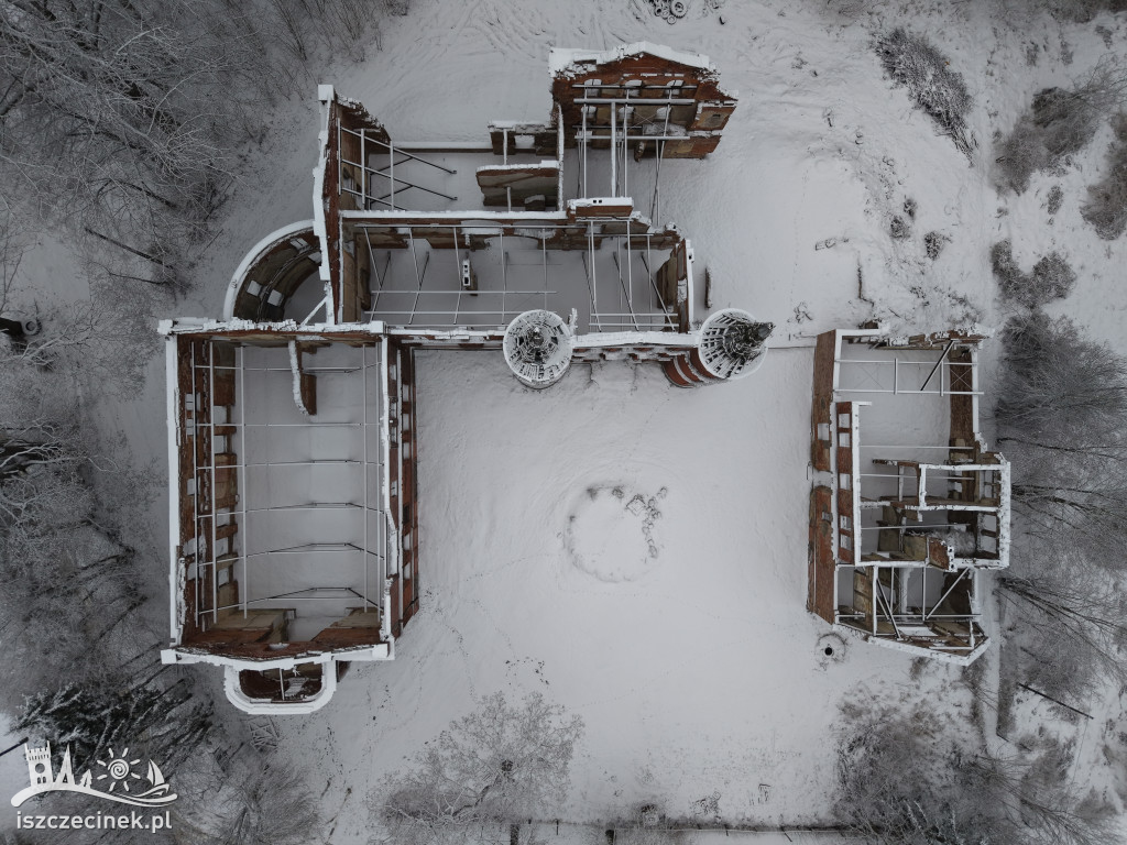 Ruiny pałacu w Juchowie zabezpieczone