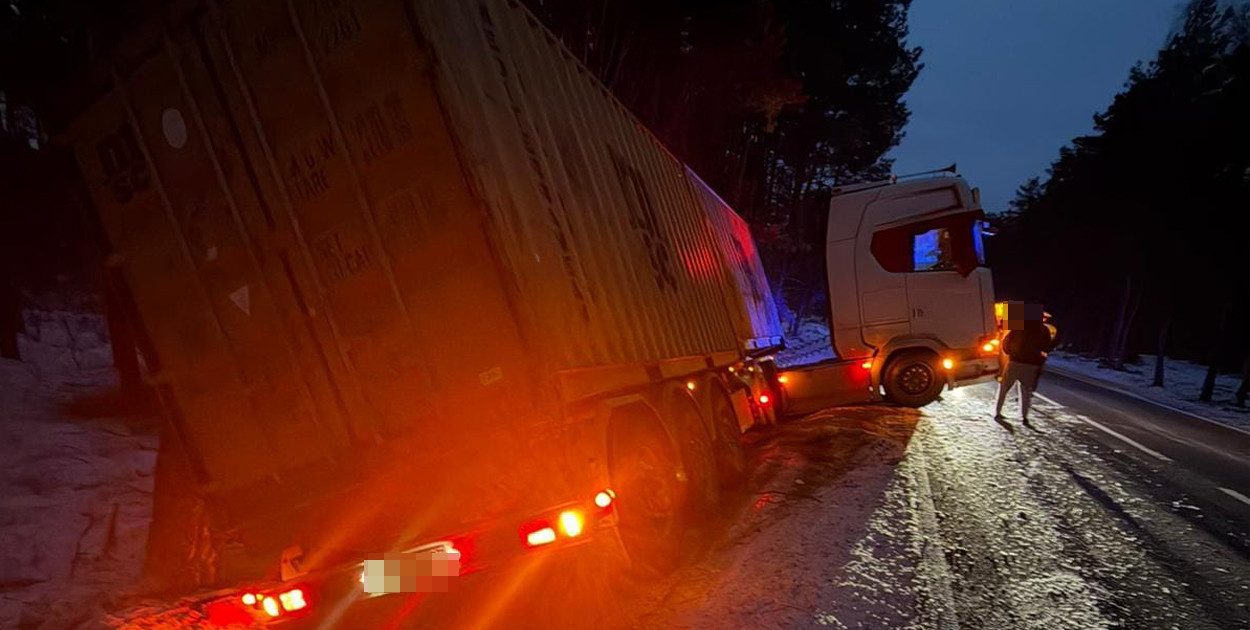 Ciężarówka w rowie pod Szczecinkiem