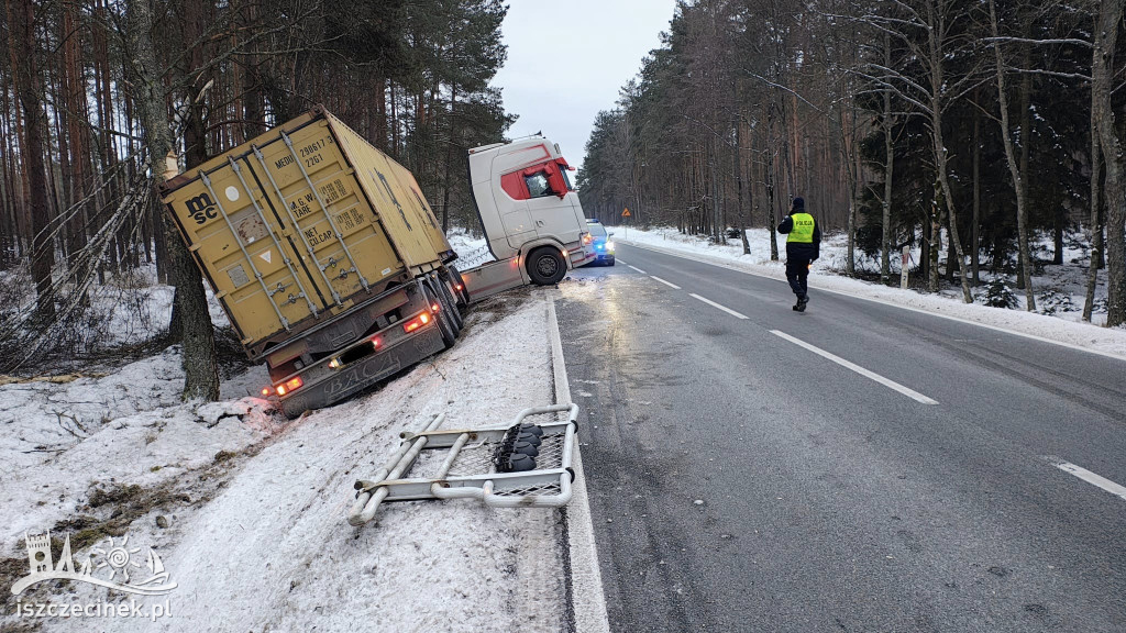 Ciężarówka w rowie pod Szczecinkiem