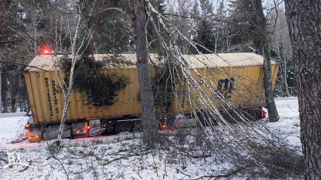 Ciężarówka w rowie pod Szczecinkiem