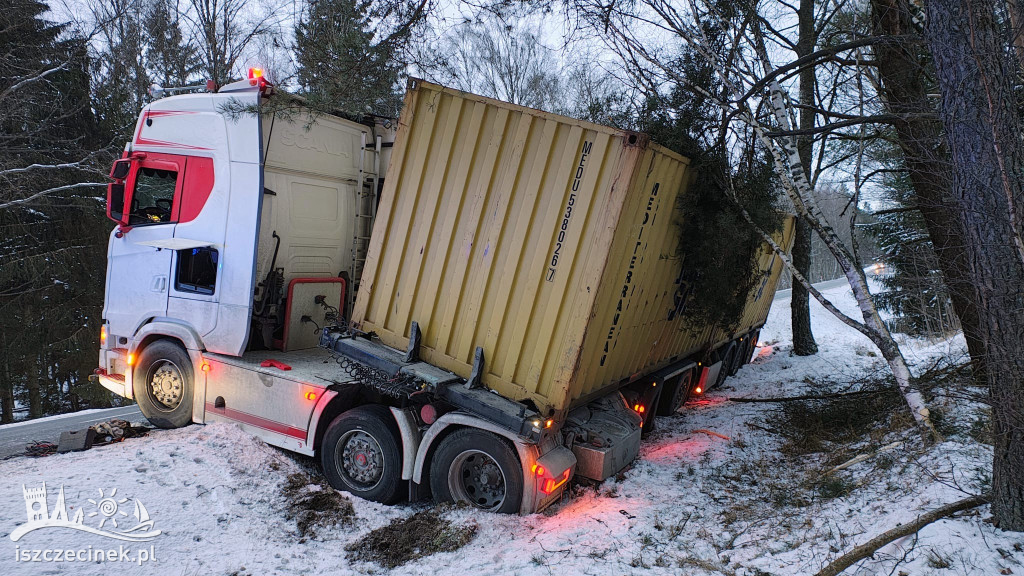 Ciężarówka w rowie pod Szczecinkiem