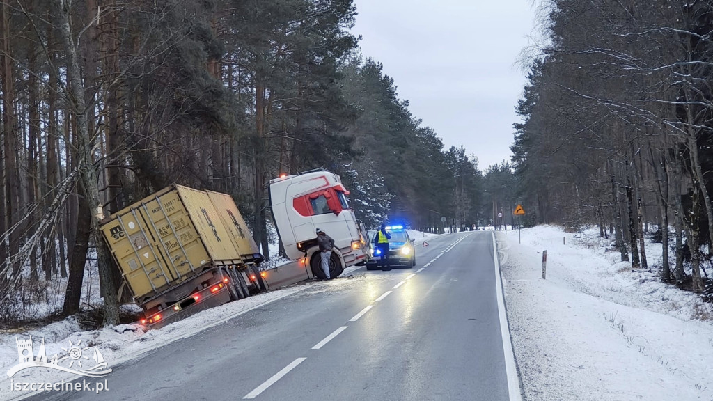 Ciężarówka w rowie pod Szczecinkiem