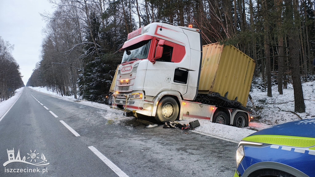 Ciężarówka w rowie pod Szczecinkiem