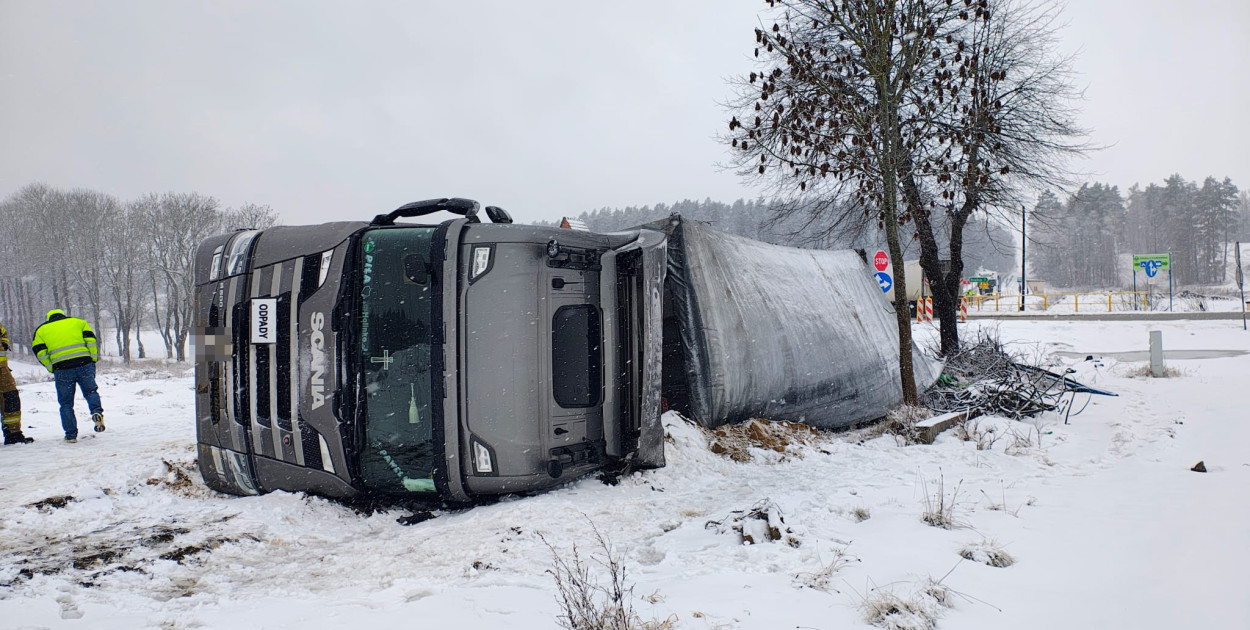 Ciężarówka w rowie. Poranek na DK11