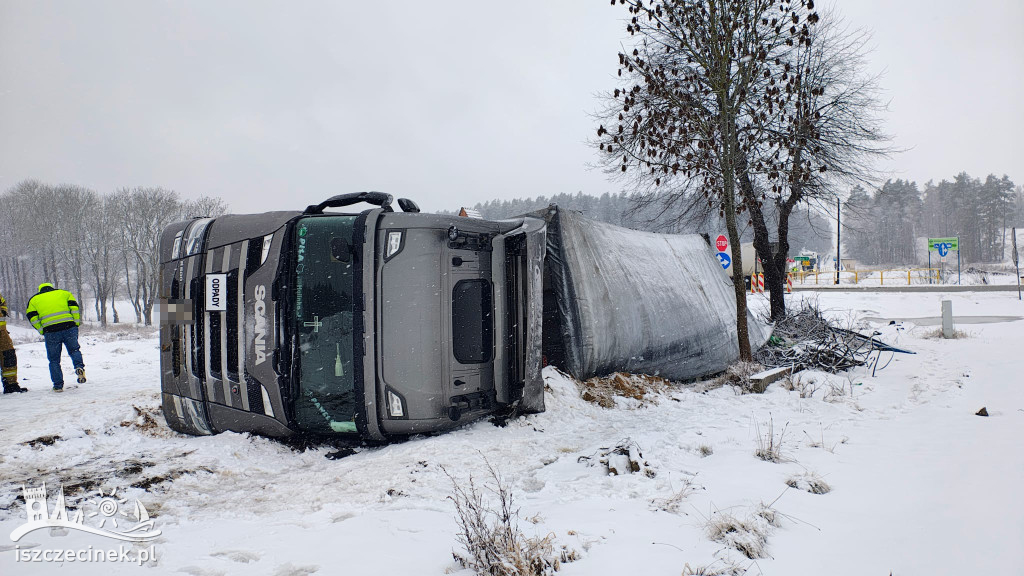 Ciężarówka w rowie. Poranek na DK11