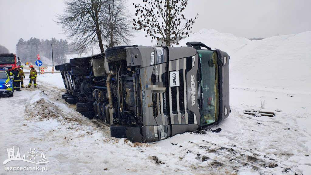 Ciężarówka w rowie. Poranek na DK11