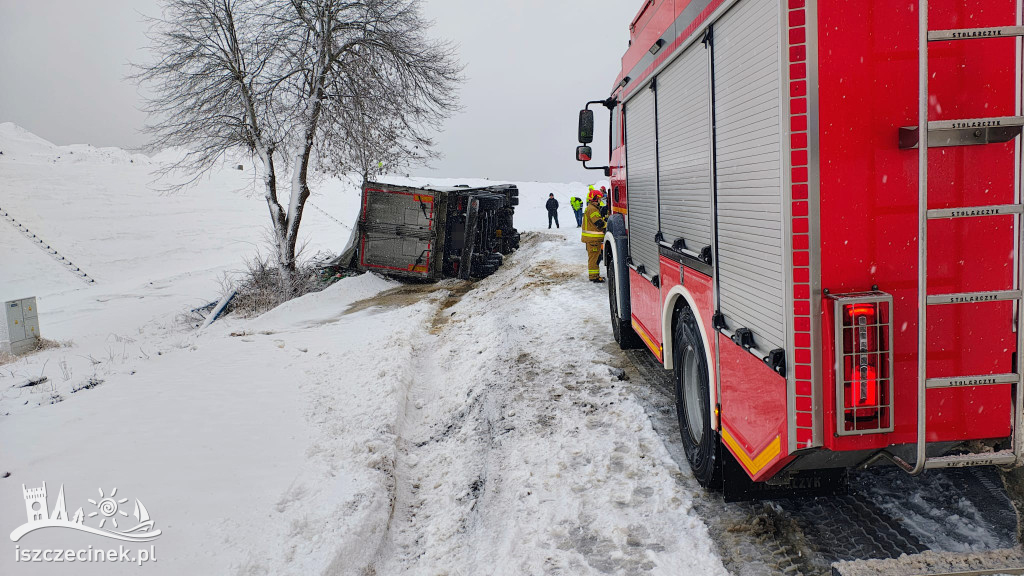 Ciężarówka w rowie. Poranek na DK11