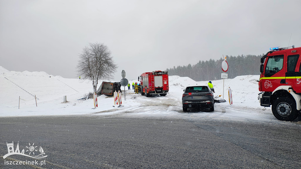 Ciężarówka w rowie. Poranek na DK11