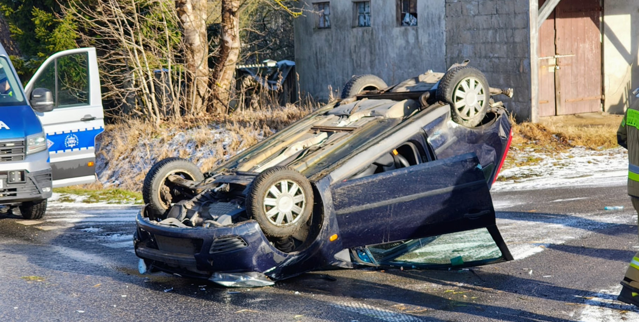 Groźny poranek pod Szczecinkiem. Auto dachowało