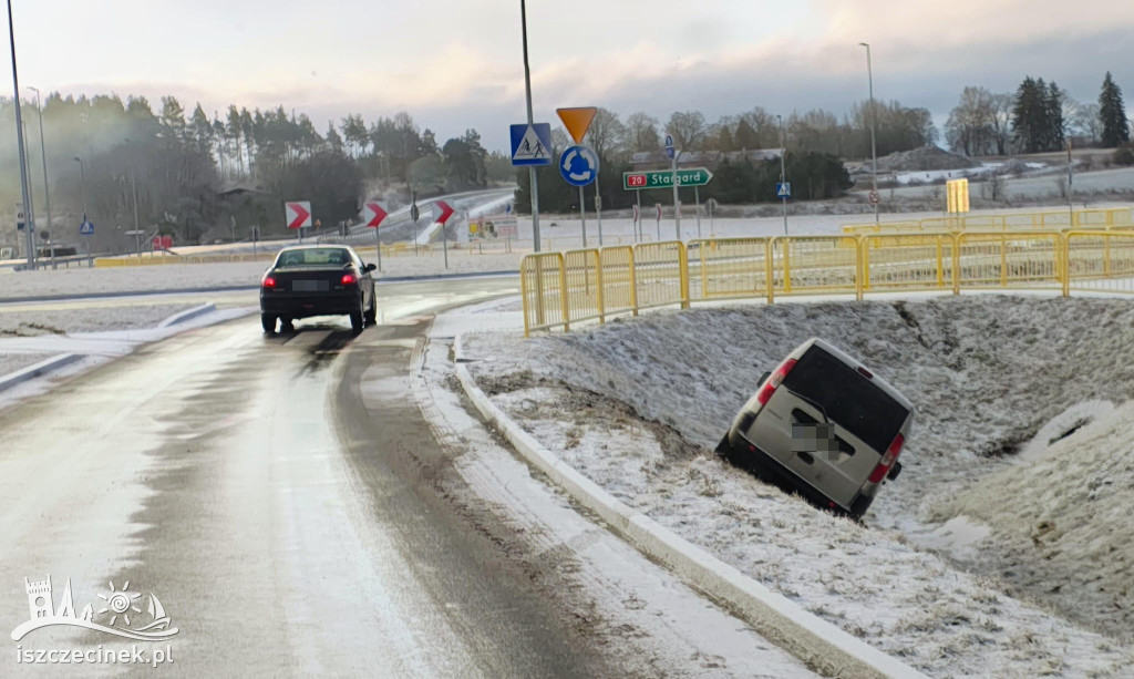 Groźny poranek pod Szczecinkiem. Auto dachowało