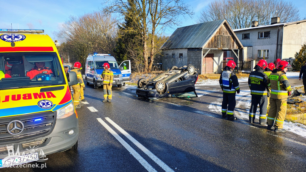 Groźny poranek pod Szczecinkiem. Auto dachowało