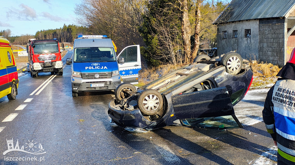 Groźny poranek pod Szczecinkiem. Auto dachowało