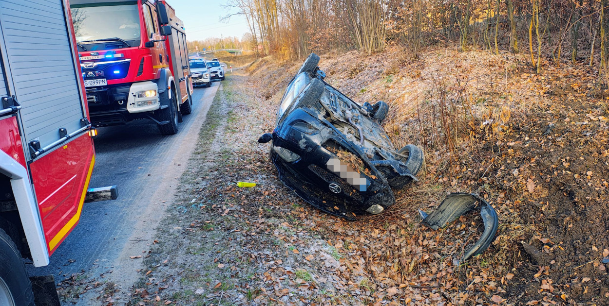 Samochód na dachu przy drodze Szczecinek–Turowo