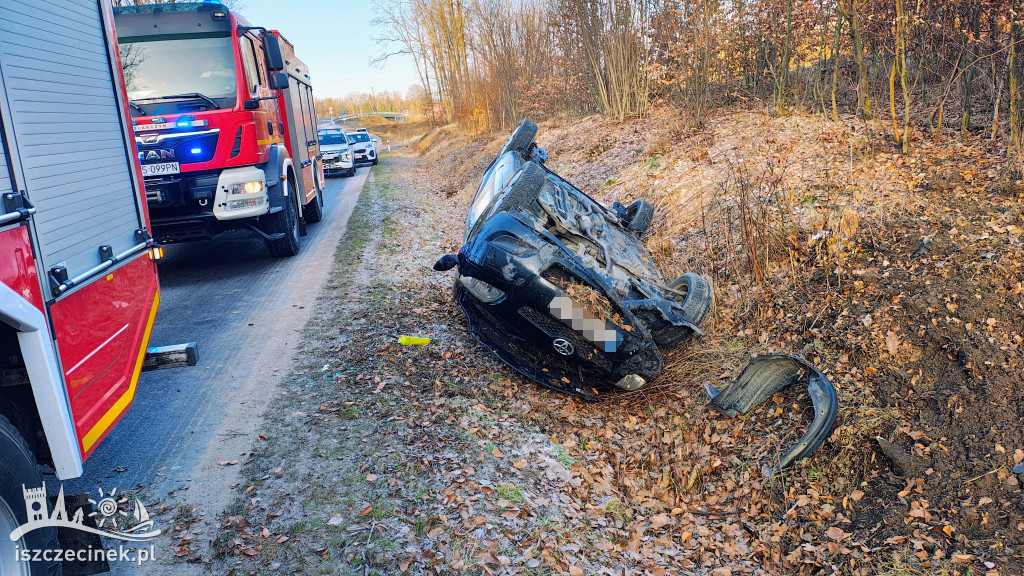 Samochód na dachu przy drodze Szczecinek–Turowo