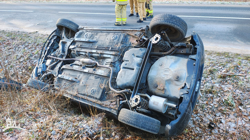 Samochód na dachu przy drodze Szczecinek–Turowo