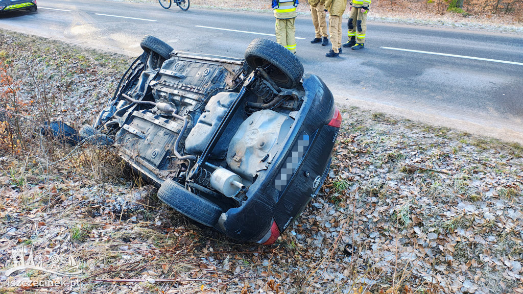 Samochód na dachu przy drodze Szczecinek–Turowo