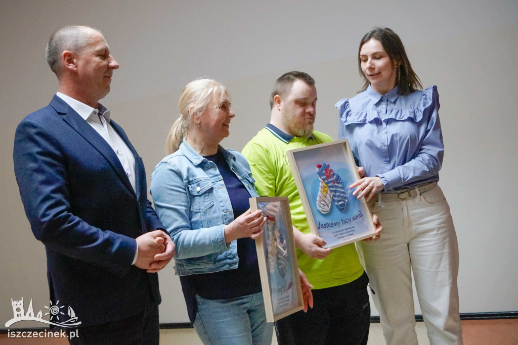 Kolorowe skarpetki i uśmiechy w Turowie