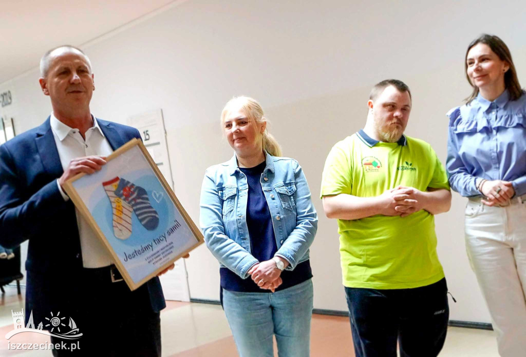 Kolorowe skarpetki i uśmiechy w Turowie