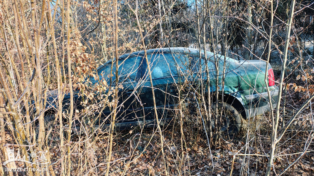 Rozbity Passat w lesie pod Szczecinkiem