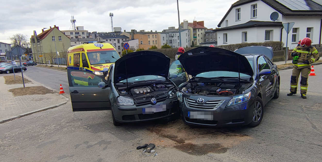 Zderzenie Toyoty i Volkswagena.