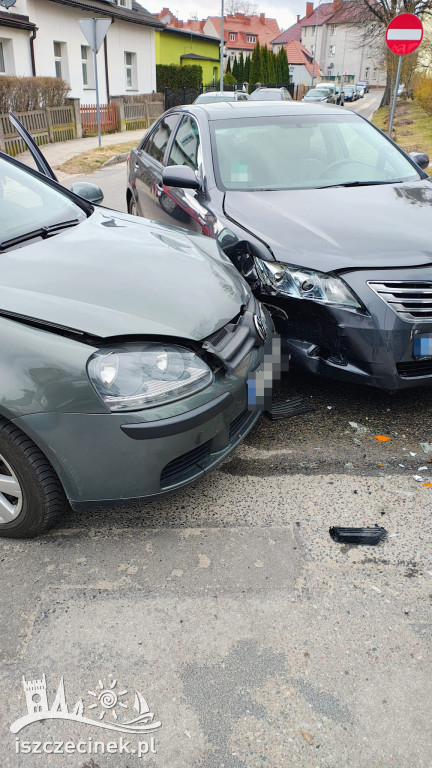 Zderzenie Toyoty i Volkswagena.