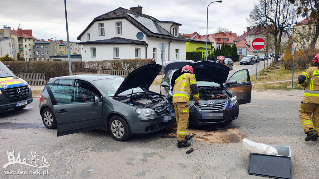 Zderzenie Toyoty i Volkswagena.
