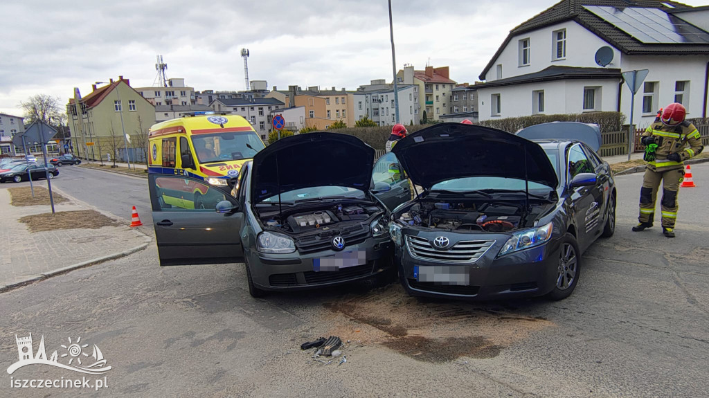 Zderzenie Toyoty i Volkswagena.