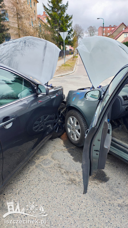 Zderzenie Toyoty i Volkswagena.