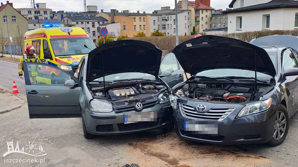 Zderzenie Toyoty i Volkswagena.