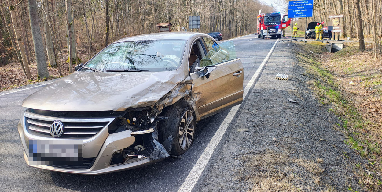 Ciężarówka i dwa auta osobowe po kolizji