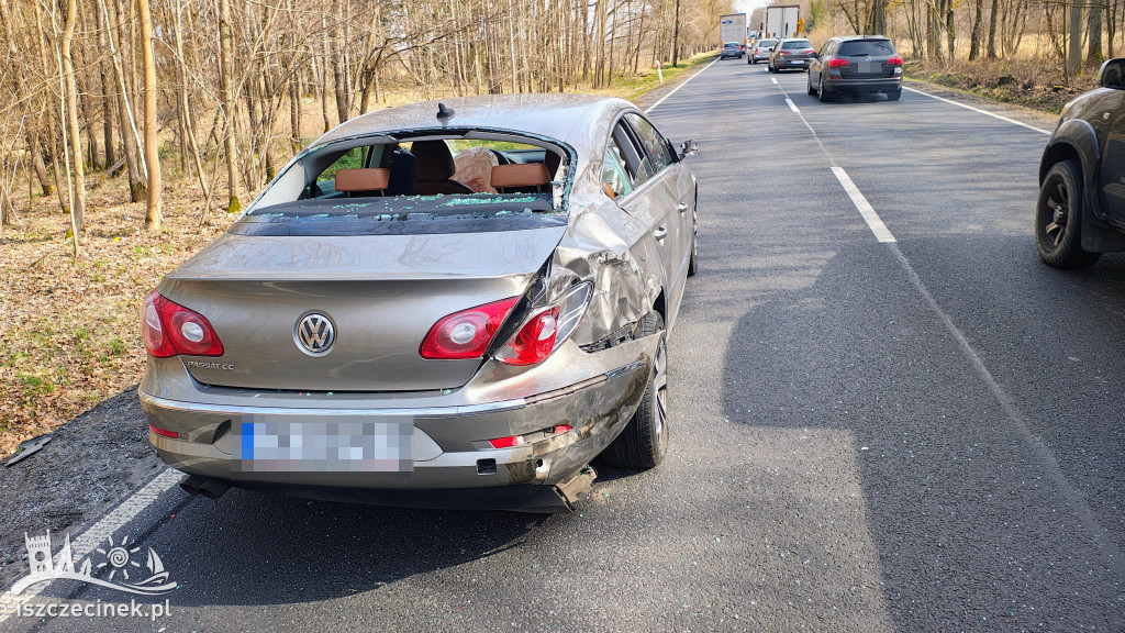 Ciężarówka i dwa auta osobowe po kolizji
