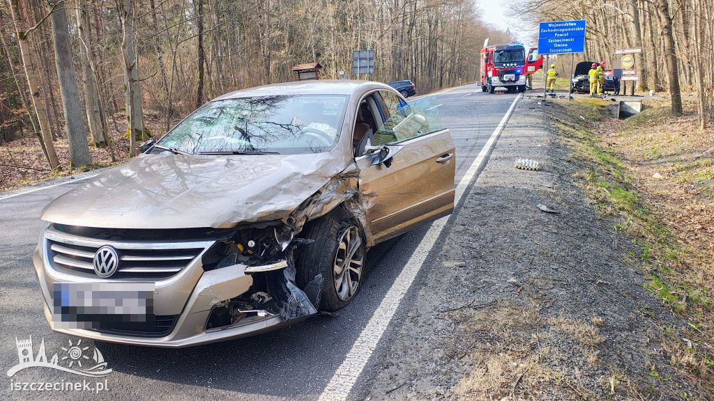 Ciężarówka i dwa auta osobowe po kolizji