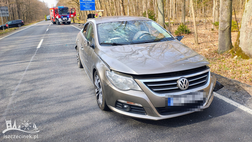 Ciężarówka i dwa auta osobowe po kolizji