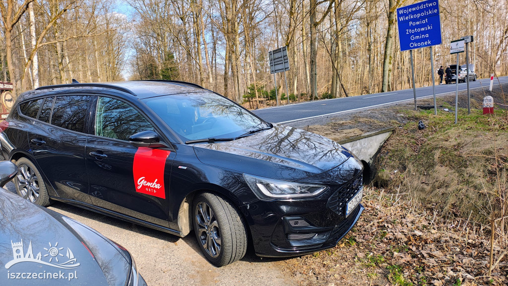 Ciężarówka i dwa auta osobowe po kolizji