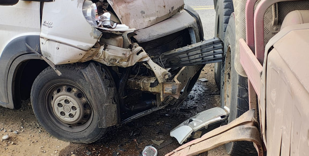 Zderzenie busa z ciężarówką na S11