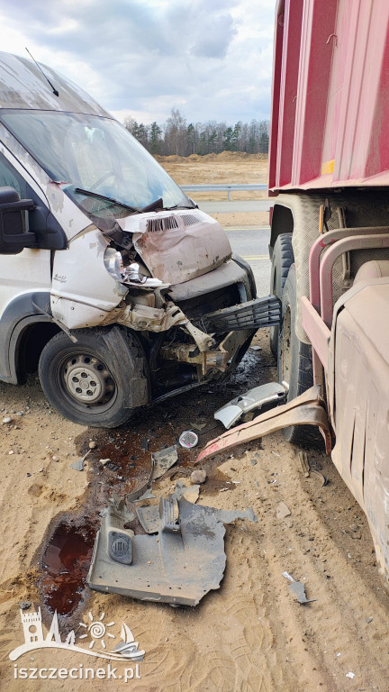 Zderzenie busa z ciężarówką na S11