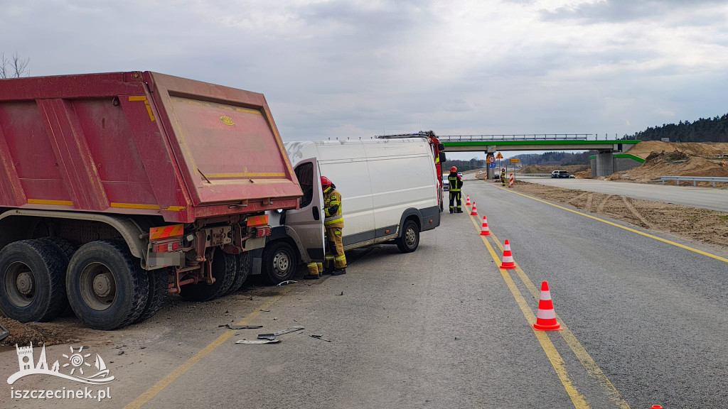 Zderzenie busa z ciężarówką na S11